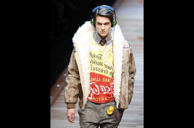 AP - Bajo la m&#250;sica del tema Barbra Streisand de los Duck Sauce, D&G demostr&#243; que lo suyo sigue siendo el pantal&#243;n pitillo, muchos colores y, esta vez, el jersey que se superpone a las camisas con corbatas, todo inspirado en el rapero estadounidense Pharrell Williams.