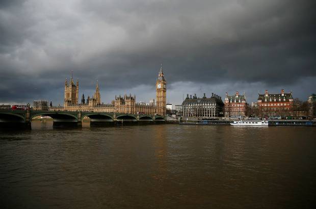 AP - Temporal de lluvia que azota al Reino Unido provoc&#243; las peores inundaciones en d&#233;cadas y ha situado el nivel de las aguas del T&#225;mesis en el m&#225;s alto en m&#225;s de 30 a&#241;os, mientras nuevas precipitaciones amenazan con empeorar la situaci&#243;n.