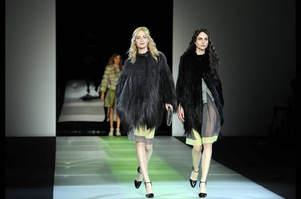 AP - Giorgio Armani, de 79 años, cerró la Semana de la Moda femenina de Milán. Sus diseños sorprendieron por teñir la franela de grises claros y oscuros a los que se unió el verde lima, para vestir a una mujer sencilla pero elegante. Para la noche, los vestidos largos palabra de honor o con escotes vertiginosos fueron los encargados de poner la nota de distinción en el desfile.