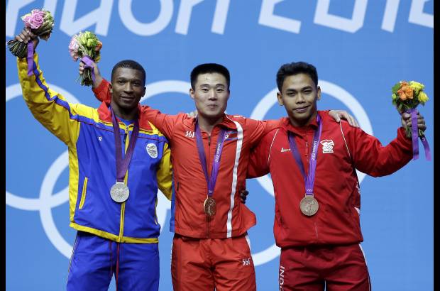 AP - El nuevo campe&#243;n ol&#237;mpico fue el norcoreano Kim Un Guk, que marc&#243; un nuevo tope universal con 327 kilogramos. El bronce fue para el indonesio Irawan Eko Yuli, que tambi&#233;n levant&#243; 317 kilos, aunque su mayor peso corporal lo releg&#243; a la tercera plaza.
