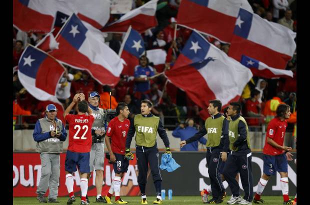 AP - Felicidad de los chilenos al alcanzar un nuevo triunfo en Sudáfrica.