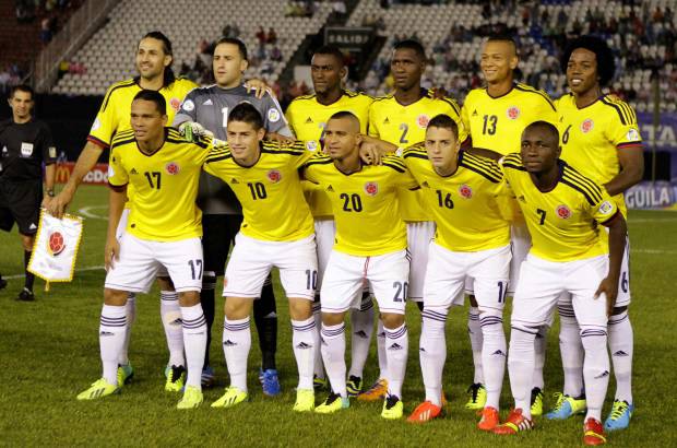 REUTERS - La selección colombiana volvió a dar vuelta un resultado adverso, con un hombre menos, y venció 2-1 a Paraguay con un doblete de Mario Yepes.