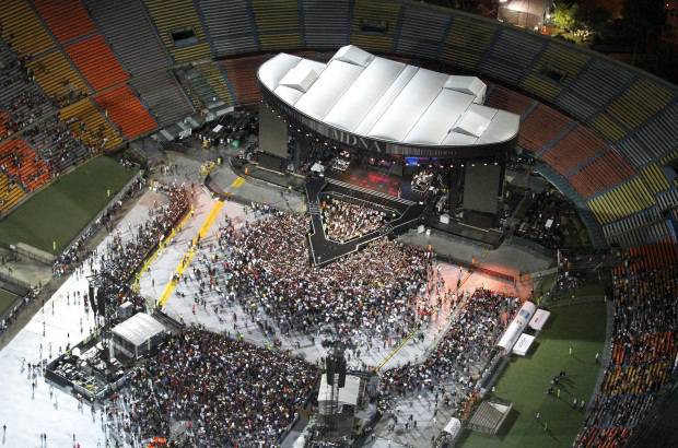 Robinson S&#225;enz - Sobrevuele junto con EL COLOMBIANO el concierto de Madonna. Las grader&#237;as se comienzan a llenar cada vez m&#225;s y a nadie le importa la lluvia, ni la espera, todos quieren ver a su artista.