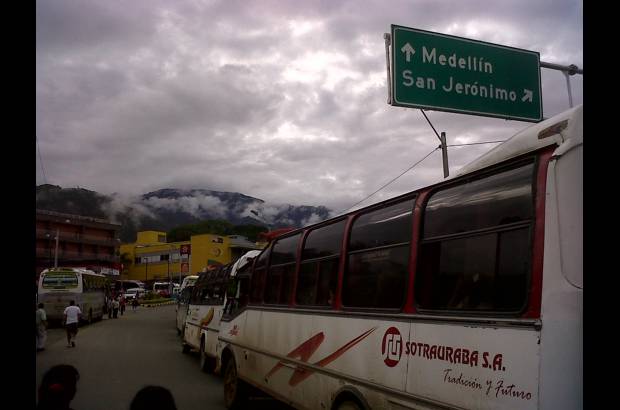 Juan Felipe Quintero - Muchos veh&#237;culos que iban para el Occidente tuvieron que ser devueltos para Medell&#237;n para evitar m&#225;s problemas en la carretera.