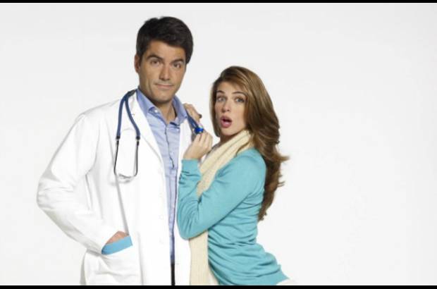 CORTESÍA CANAL CARACOL - La historia de amor entre Macarena (Stephanie Cayo) y Alejandro 8Ernesto Calzadilla) promete estar llena de sorpresas, confusiones y situaciones divertidas.