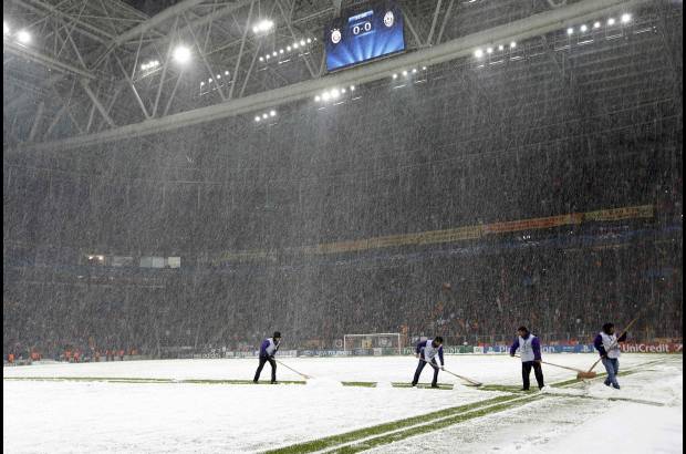 Reuters - A pesar de limpiar la nieve de la cancha despu&#233;s del partido de f&#250;tbol de la Liga de Campeones entre el Galatasaray y Juventus, el partido no se pudo jugar ese d&#237;a.