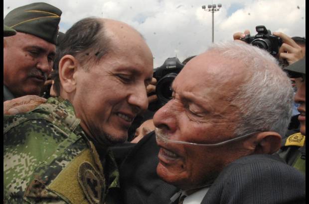 Ministerio de Defensa-Javier Casella - Emocionante fue la llegada de los secuestrados a Bogot&#225;. All&#237; fueron recibidos como h&#233;roes.