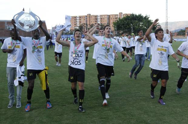 Hern&#225;n Vanegas - Con un baile al mejor estilo caribe&#241;o, Cristian Palomeque inici&#243; la celebraci&#243;n en la tarima, rodeado de sus compa&#241;eros que, de camisetas blancas con el distintivo de campeones, desfogaban su alegr&#237;a tras el triunfo.
