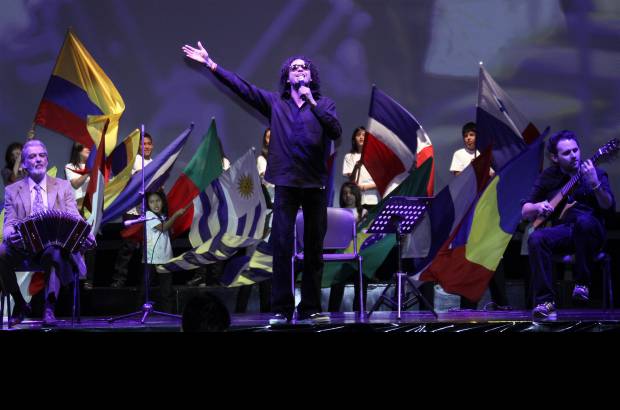 Hern&#225;n Venegas - Andr&#233;s Cepeda interpret&#243; el cl&#225;sico Canci&#243;n con todos.