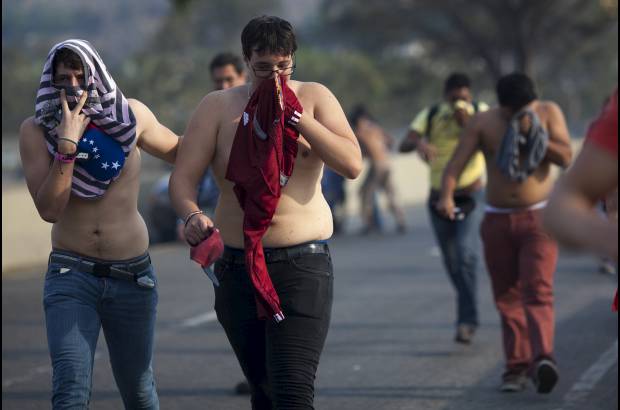 Federico Ríos Escobar - Caracas amaneció el lunes en aparente tranquilidad, aunque en las calles había una notable presencia de vehículos blindados militares y agentes antimotines en medio un duro intercambio de reclamos entre el opositor Henrique Capriles y voceros del presidente encargado Nicolás Maduro.