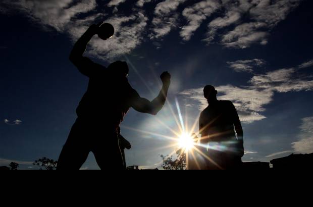 Hernán Vanegas - Atletismo, fútbol, boxeo, baloncesto, los deportes más arraigados en el Chocó, piden a gritos no sólo que se les de la mano a sus escenarios sino a las implementaciones.