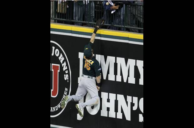 AP - El jardinero derecho de los Atl&#233;ticos de Oakland, Josh Reddick se extiende, pero no es capaz de atrapar el jonr&#243;n solitario del bateador V&#237;ctor Mart&#237;nez.