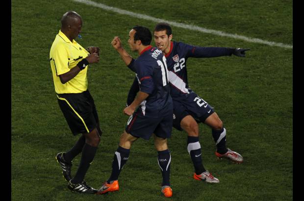 AP - Estados Unidos mantuvo la presi&#243;n en busca del gol del empate y ocho minutos antes del final Michael Bradley apareci&#243; en el &#225;rea penal de Eslovenia para conectar un pase de Jozy Altidore e igualar 2-2 el resultado.