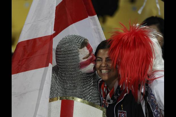 Reuters - Armon&#237;a entre los hinchas de ambos seleccionados.