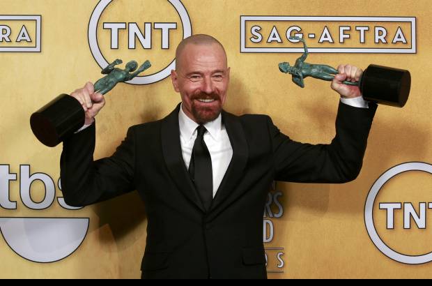 FOTO REUTERS - Bryan Cranston fue el &#250;nico actor que tuvo doble recompensa: triunf&#243; como mejor int&#233;rprete de serie dram&#225;tica (Breaking Bad) y adem&#225;s form&#243; parte del equipo ganador de Argo.