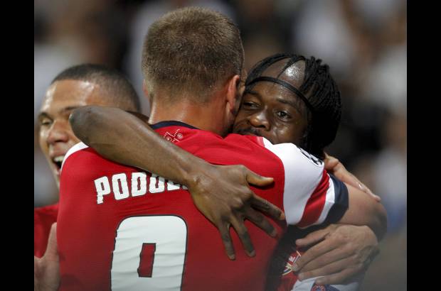 Foto Reuters - Podolski y Gervinho dieron la victoria al Arsenal.