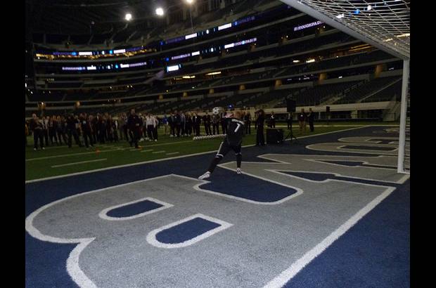 - En la presentaci&#243;n los invitados se animaron a jugar f&#250;tbol en el Cowboys Stadium.