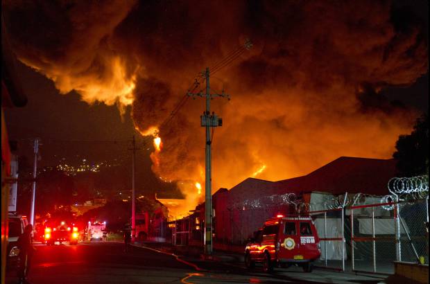 Edwin Bustamante - El incendio afect&#243; a tres bodegas de AKT en Itag&#252;&#237;.