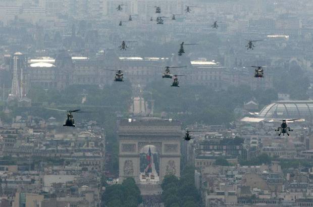 REUTERS - Poco después completaron el espectáculo aéreo 36 helicópteros Tigre, Puma o Gazelle,...