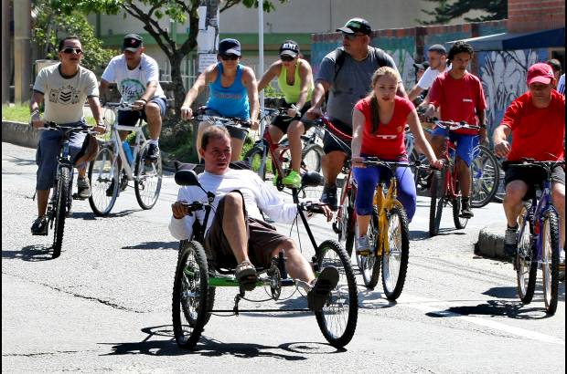 Juan Antonio Sánchez - Este domingo se realizó el Ciclopaseo por las calles de Medellín con motivo del Día de la Bicicleta. Pequeños y grandes disfrutaron del recorrido que reunió a la familia y los amigos. Todos compartieron el lema del evento: En bici somos más felices.