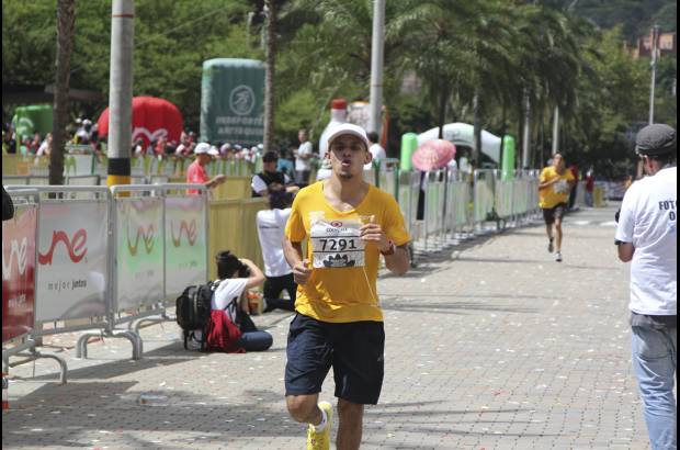 Esteban Jaramillo y Sebastián Salazar - Más de 10 mil competidores se dieron cita en esta histórica cita deportiva que se corría en las modalidades de 5, 10, 21 y 42 kilómetros.