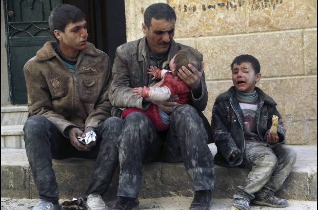 Reuters - Dram&#225;ticas imagenes de un hombre que carga a su beb&#233; quien fuera sacado vivo de los escombros luego de un ataque a&#233;reo de las fuerzas leales al presidente de Siria Bashar al- Assad en la localidad de Aleppo.