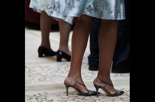 Reuters - La reina Isabel y Michelle optaron por el azul para sus trajes. En zapatos, la soberana de negro y la primera dama de sandalias grises.