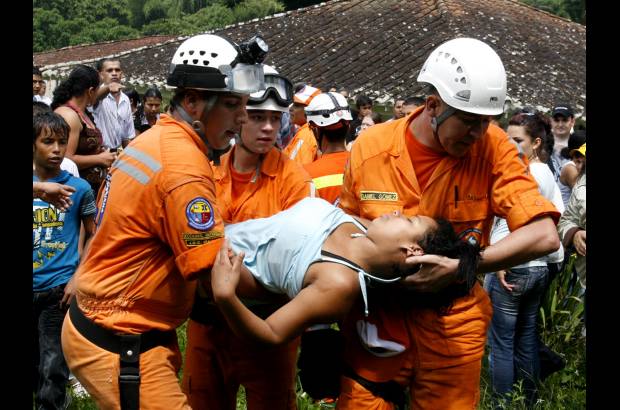 Esteban Vanegas, enviado especial - Además de encargarse del rescate de los trabajadores atrapados en el socavón, los organismos de socorro debieron atender varias personas desmayadas que no aguantaron la presión de la trágica historia.