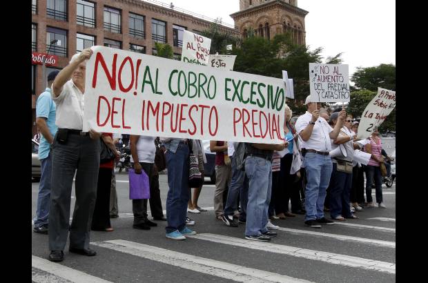 Manuela Palacio Hernández - Los participantes de la protesta exigieron ajustes a los avalúos y a la liquidación de sus impuestos, al tiempo que demandaron la presencia del alcalde Gaviria y de los concejales.