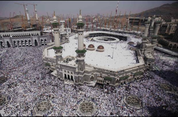 RE - Peregrinos musulmanes llegan a la Gran mesquita en la peregrinaci&#243;n anual.