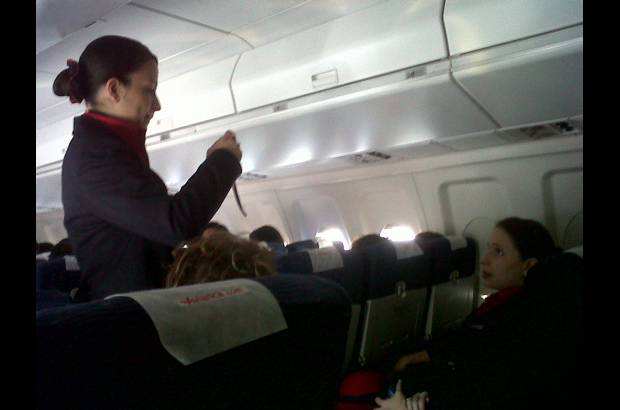 Juan José García Villegas - El vuelo 500 de SAM fue emocionante, las auxiliares de vuelo se tomaron fotos para inmortalizar el momento.