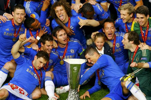 REUTERS - Chelsea se llev&#243; un trofeo de consolaci&#243;n despu&#233;s de ser el primer campe&#243;n europeo en despedirse en la fase de grupos de la siguiente Liga de Campeones.