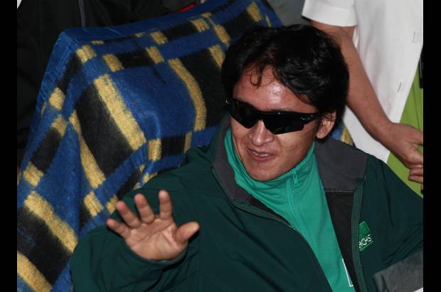 AP - Ariel Ticona pudo conocerá su hija bautizada Esperanza, que nació cuando él estaba bajo toneladas de roca.