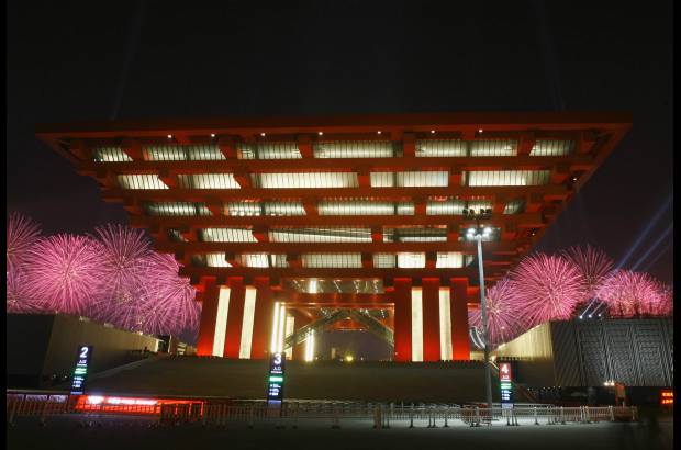Reuters - La ceremonia culminó con fuegos artificiales en el río Huangpu, que atraviesa el recinto ferial.
