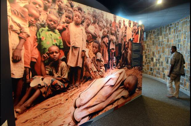 Afp - Un visitante observa una gran foto de los niños víctimas del genocidio de Ruanda, que 20 años después sigue pesando sobre la conciencia de la ONU, que ha admitido repetidamente su fracaso en la gestión de esta tragedia que pudo ser evitada.