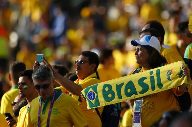 FOTO AFP - &quot;Queremos vivir este Mundial en casa y disfrutarlo. Para muchos de nosotros es una fiesta&quot;, dijo el paulista Carlos Alberto, un hincha de 41 a&#241;os.