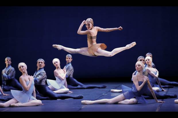 Reuters - El ballet de Staatsballett ensaya la funci&#243;n de la obra Namouna en el teatro Schiller en Berl&#237;n, Alemania.