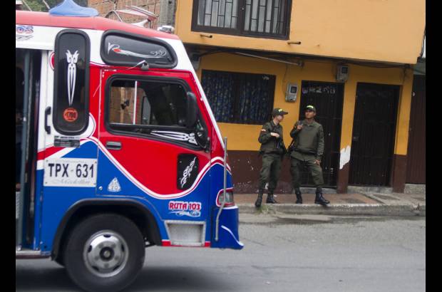 Esteban Vanegas - La Policía facilitó cuatro buses para colaborar con el desplazamiento de los habitantes de esta zona.