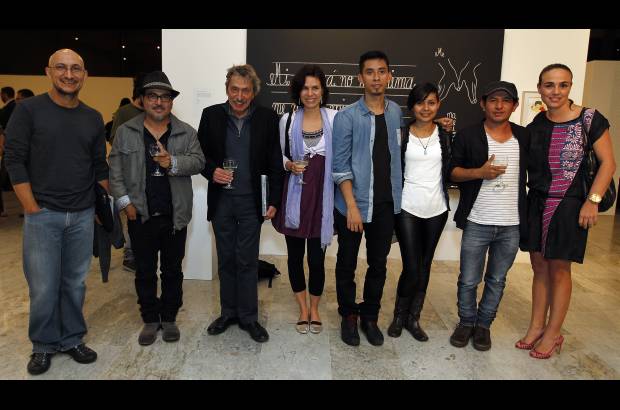 Fotos JAIME P&#201;REZ - Los artistas Mauricio Esquivel, Walter Iraheta, Carmen Trigueros, Danny Zabaleta, Melissa Guevara y Ronald Mor&#225;n, acompa&#241;ados de Alberto Sierra (tercero de izquierda a derecha) y Manuela Vel&#225;zquez (primera a la derecha).