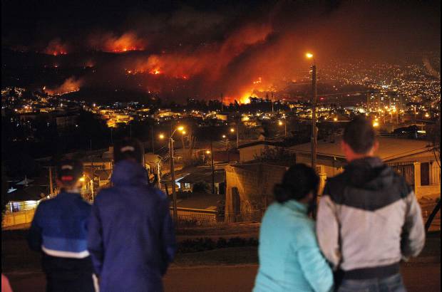 AP - El fuerte viento hizo que se propagara a zonas aleda&#241;as.