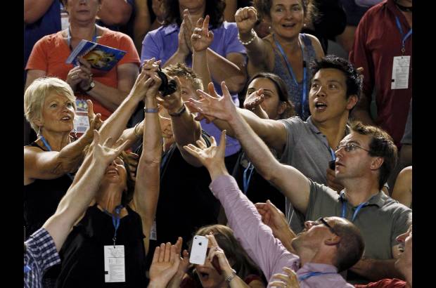 Reuters - Los aficionados se pelean por quedarse con una mu&#241;equera de Federer.
