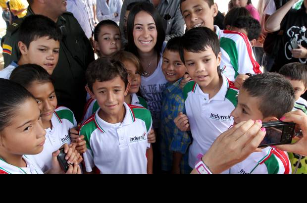 Jaime P&#233;rez - Mariana Paj&#243;n, medalla de oro en los Juegos Ol&#237;mpicos de Londres 2012, no corri&#243;, pero sac&#243; tiempo para atender a todos sus seguidores.