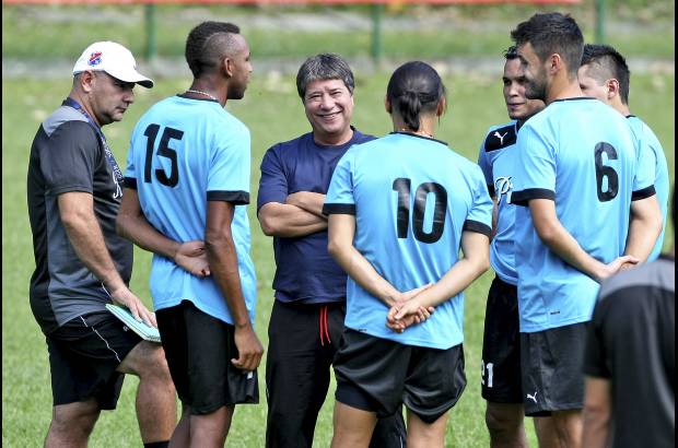 Juan Antonio Sánchez - El técnico Hernán Darío Gómez y el asistente Pánzer Carvajal en una amena charla con el grupo.