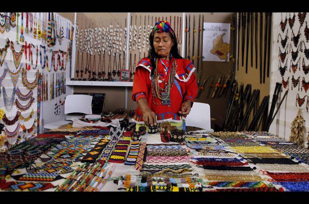 - La comunidad Emberá Katío muestra una amplia selección de accesorios tejidos a mano. Elaboran desde pulceras y colares, hasta prendas más complejas.