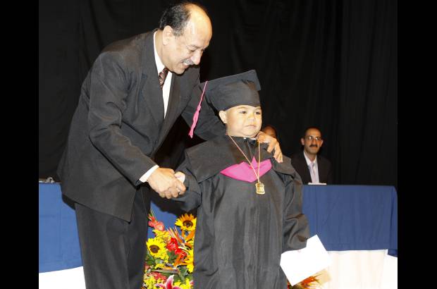 Foto Hernán Vanegas - Con su diploma, la medalla al mérito y la beca, Luz Elena regresó a su casa, en el Doce de Octubre, esperando un buen futuro para su nieto.
