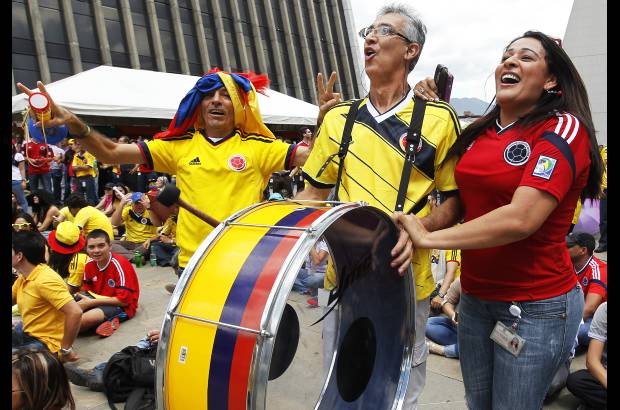FOTOS JAIME P&#201;REZ - vestidos con las diferentes camisetas de su equipo amado,...