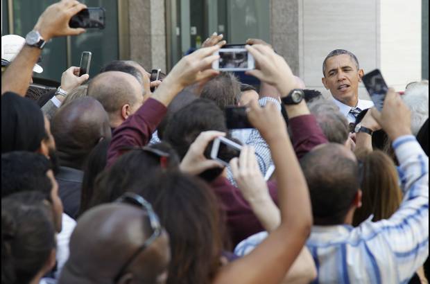 Reuters - El presidente de Estados Unidos Barack Obama saluda a la gente en la calle despu&#233;s de que &#233;l y el vicepresidente Joe Biden compraran el almuerzo en una tienda cerca de la Casa Blanca en Washington.