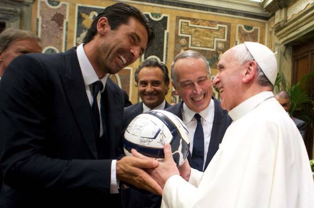REUTERS - La selección italiana, en cabeza del experimentado portero Gianluigi Buffon le entregó al Papa una camiseta del combinado azzurro y un olivo.