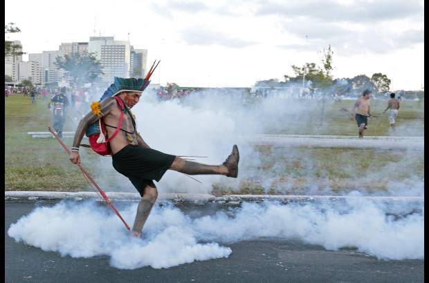 REUTERS - En un enfrentamiento transmitido en vivo por televisión, la policía antimotines lanzó gas lacrimógeno contra pequeños grupos de manifestantes, algunos de los cuales recogieron las latas de gas y las arrojaron contra los oficiales.