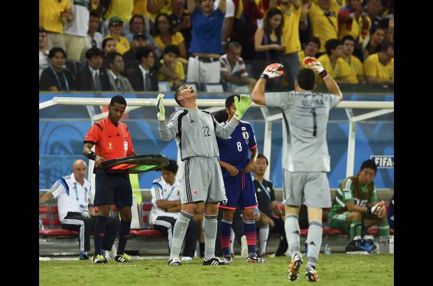 Reuters - El segundo gol de Jackson Mart&#237;nez asegur&#243; el partido para la Selecci&#243;n y dio v&#237;a libre para el ingreso de Mondrag&#243;n quien se prepar&#243; para jugar los &#250;ltimos minutos en un d&#237;a hist&#243;rico para Colombia.